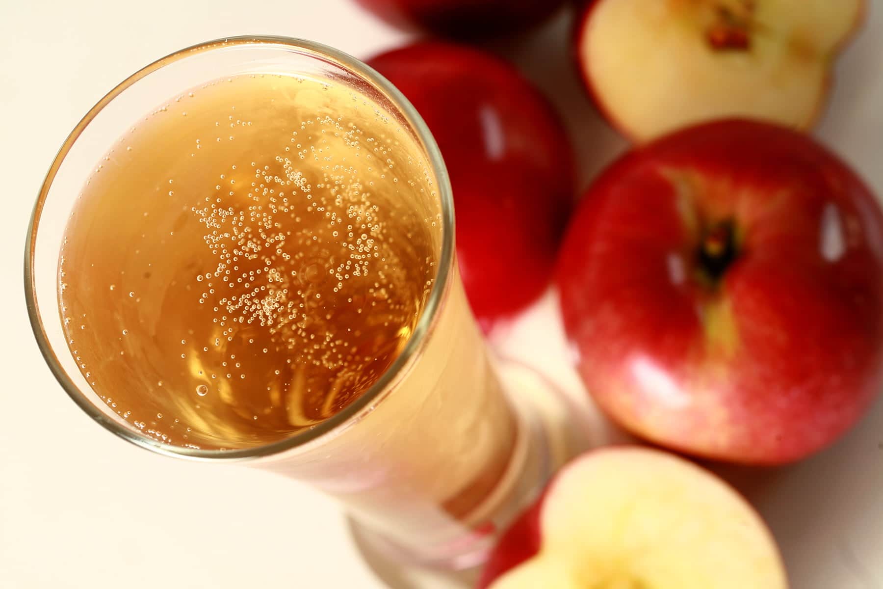 Чем вывести яблочный сок с дивана