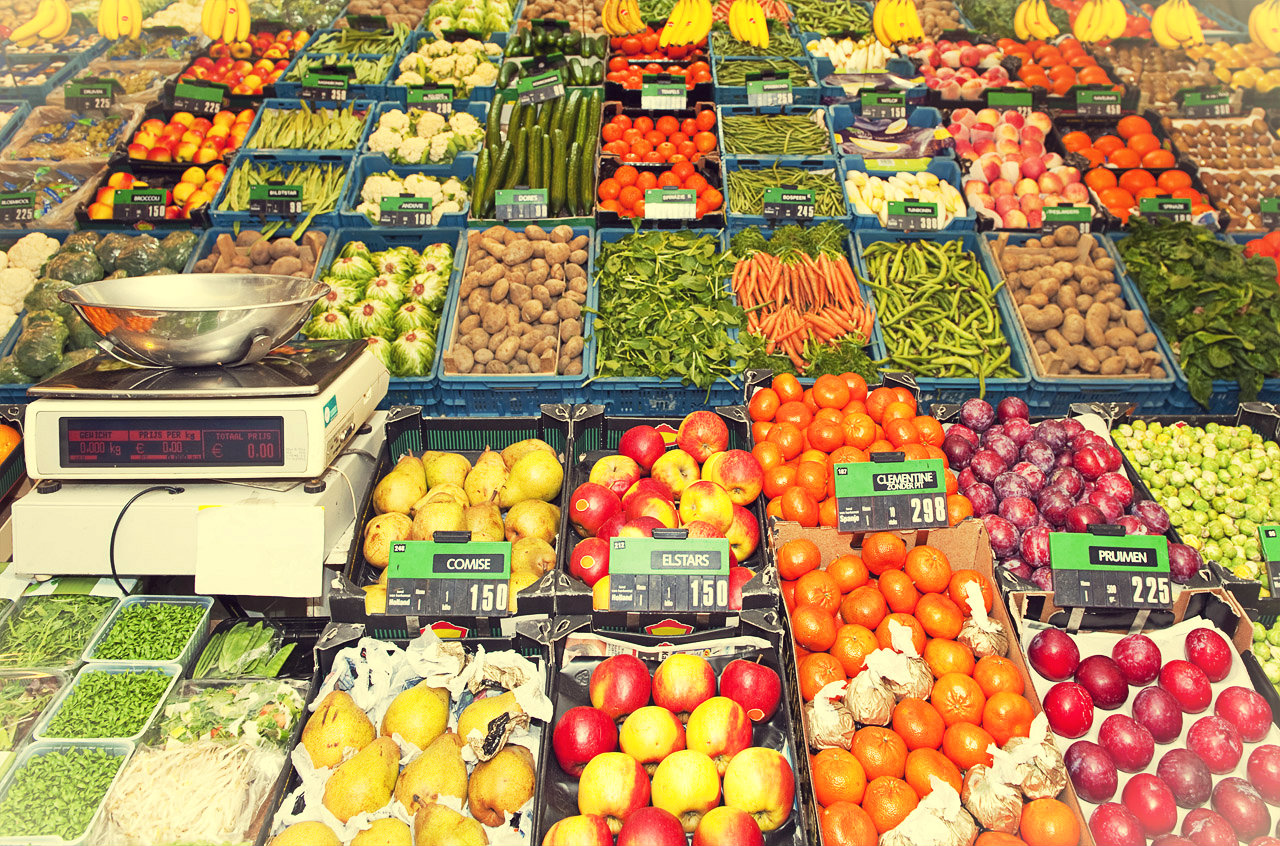 Продавец Фруктов В Магазине