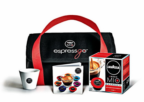 Первая портативная капсульная кофе-машина Lavazza готовит кофе, где бы ...