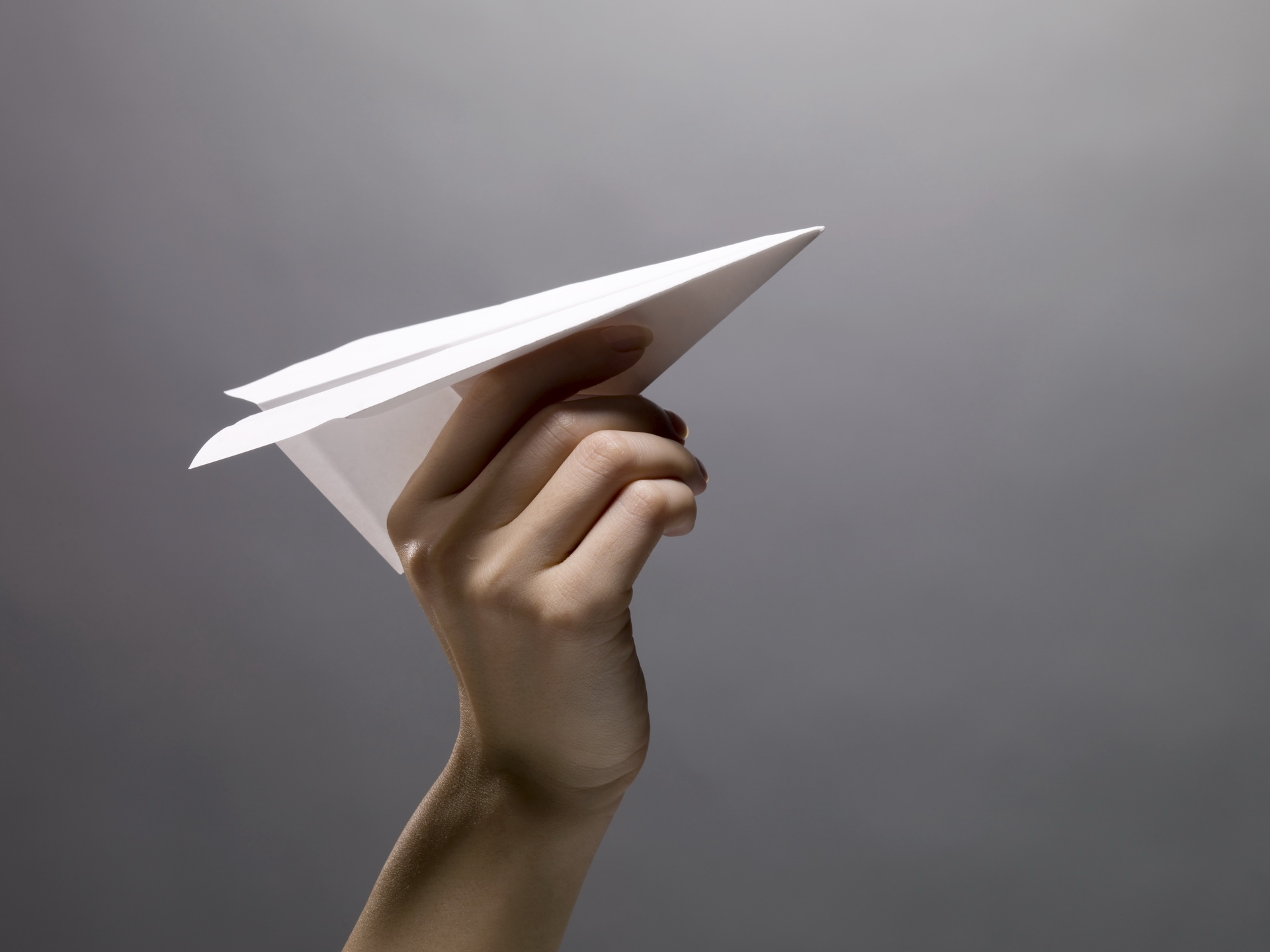 Бумажный самолетик в руке